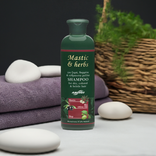 Přírodní šampon "Mastic & Herbs" se speciálním složením pro suché, barvené nebo poškození vlasy s organicky pěstovaným olivovým olejem.