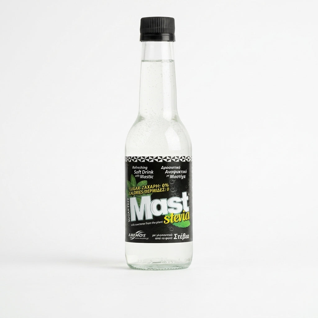 Studiový snímek láhve Mast stevia (Anemos), osvěžujícího nealkoholického nápoje z mastichy, slazeného stévií (bez cukru, 0 kalorií). Skleněná láhev na bílém lesklém povrchu s odrazem.