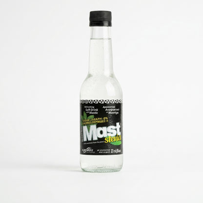 Studiový snímek láhve Mast stevia (Anemos), osvěžujícího nealkoholického nápoje z mastichy, slazeného stévií (bez cukru, 0 kalorií). Skleněná láhev na bílém lesklém povrchu s odrazem.